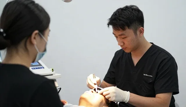 隐形矫正佩戴期间是否需要每日清洁的误区